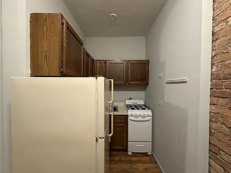 Building Photo - 515 W Melrose St