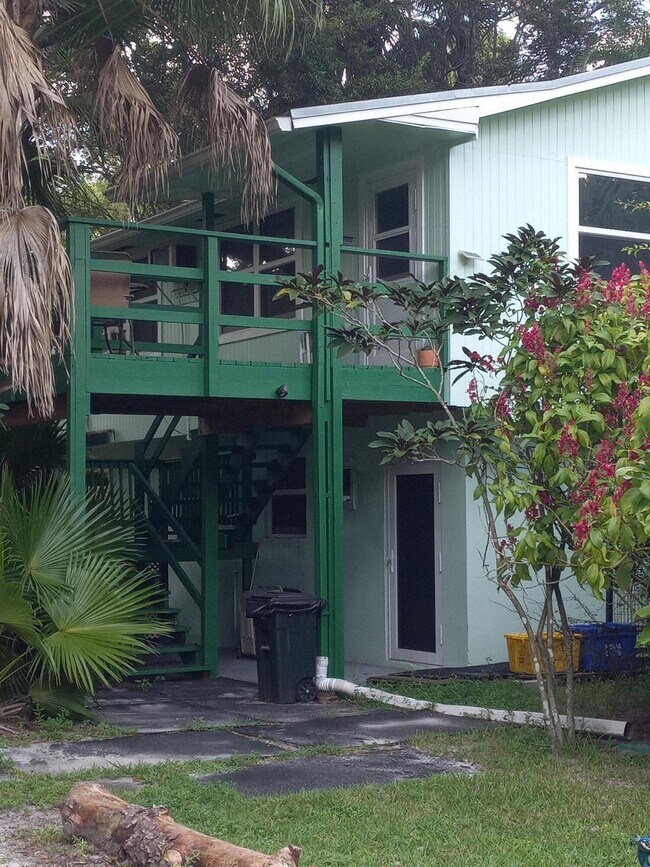 Building Photo - 1032 E Rd