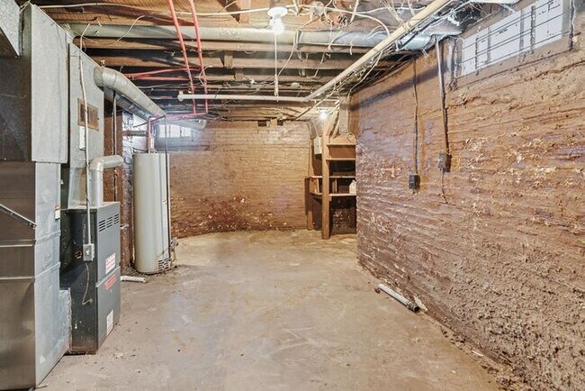 Building Photo - Spacious three-bedroom, one-bath home featuring a functional floor plan, & generous living space