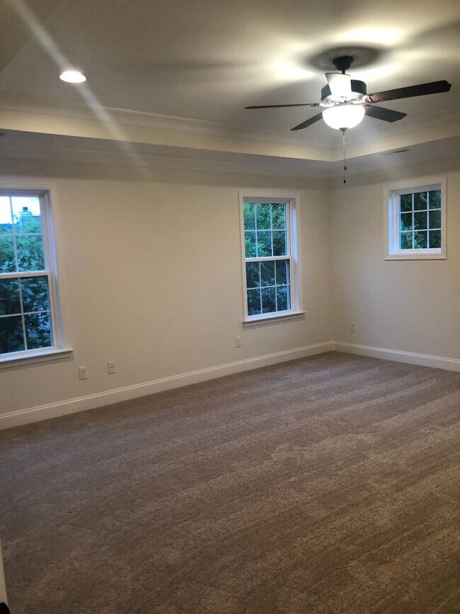 Building Photo - 3 Bedrooms + 2.5 Bath Renatal in East Brainerd