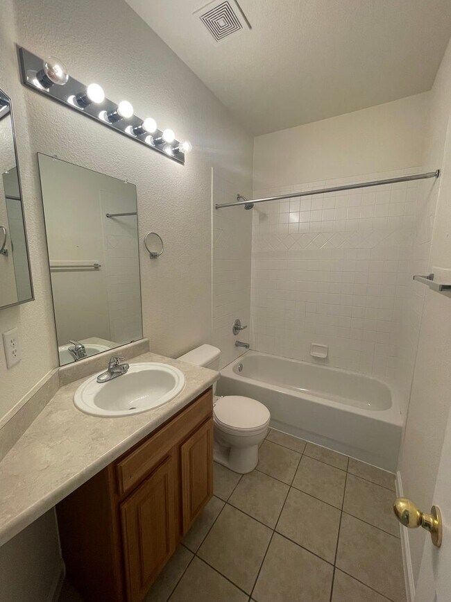 Building Photo - Spacious 3 Bed, 2.5 Bath Townhome in Rigden Farm! Unit E!