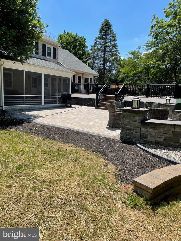 Building Photo - 1104 Dunvegan Rd