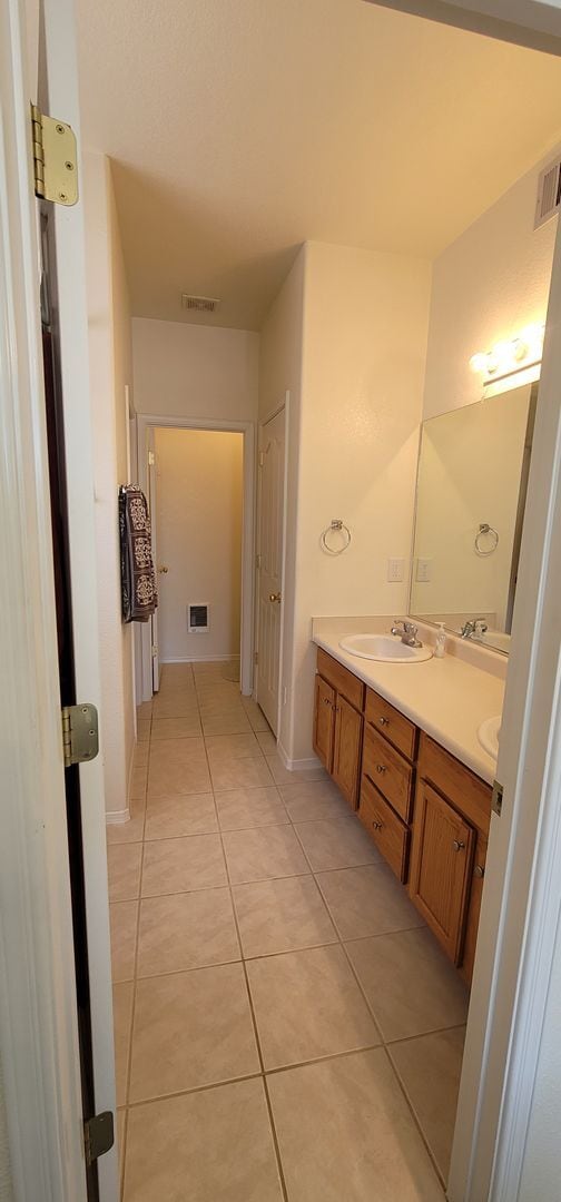 Building Photo - Beautiful 3 bed 2.5 bath home located in the Las Colinas Area!