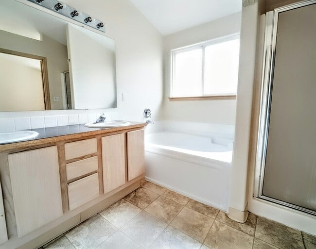 Building Photo - 16901 SE 6th St