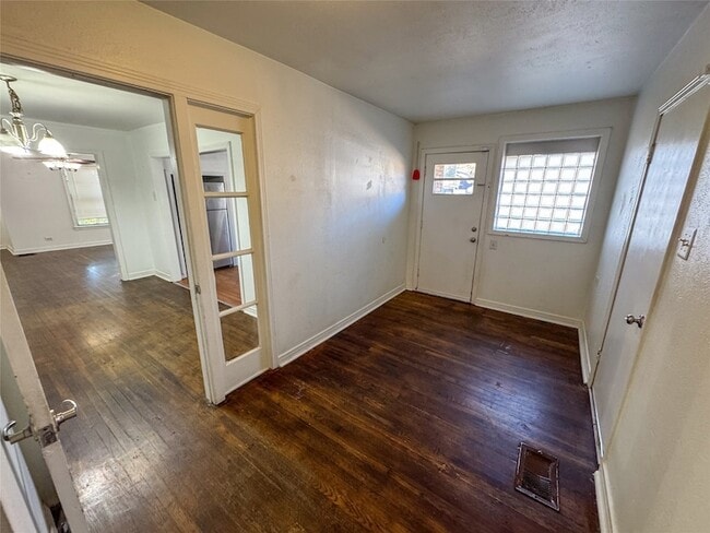 Building Photo - 1431 W Chestnut St