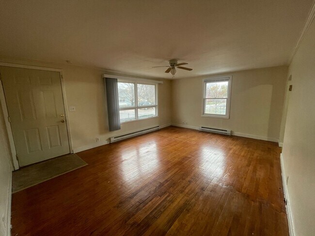 Building Photo - 3 Bedroom 1 Bathroom house Available Now!
