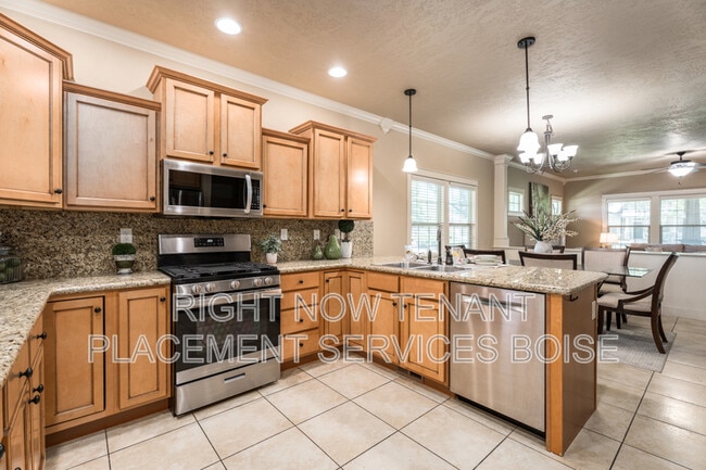 Building Photo - 994 E Winding Creek Dr