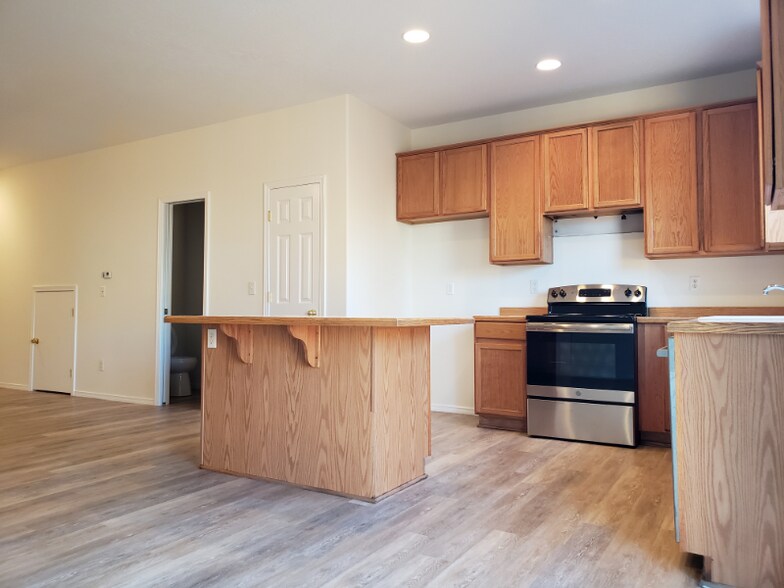 Building Photo - 18579 SW Takena Ct