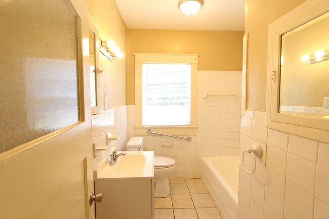 Building Photo - Cute! Cute! Cute! That's the best way to describe this 3 Bedroom 1 Bath charmer.