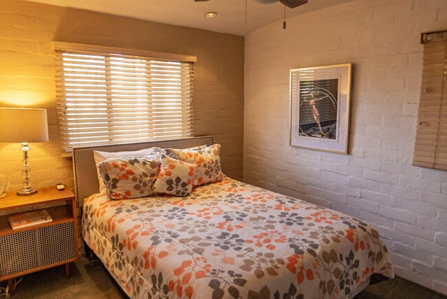 Building Photo - 1423 E San Lorenzo Rd