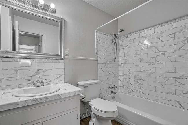 Building Photo - 5716 NW Glenn Ave