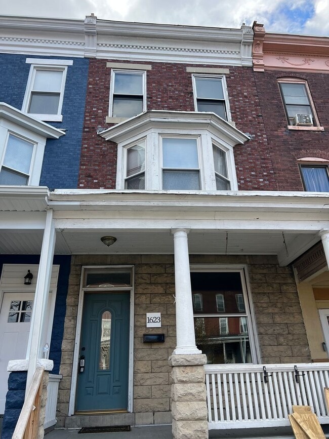 Building Photo - Renovated and Charming Townhome Available Now