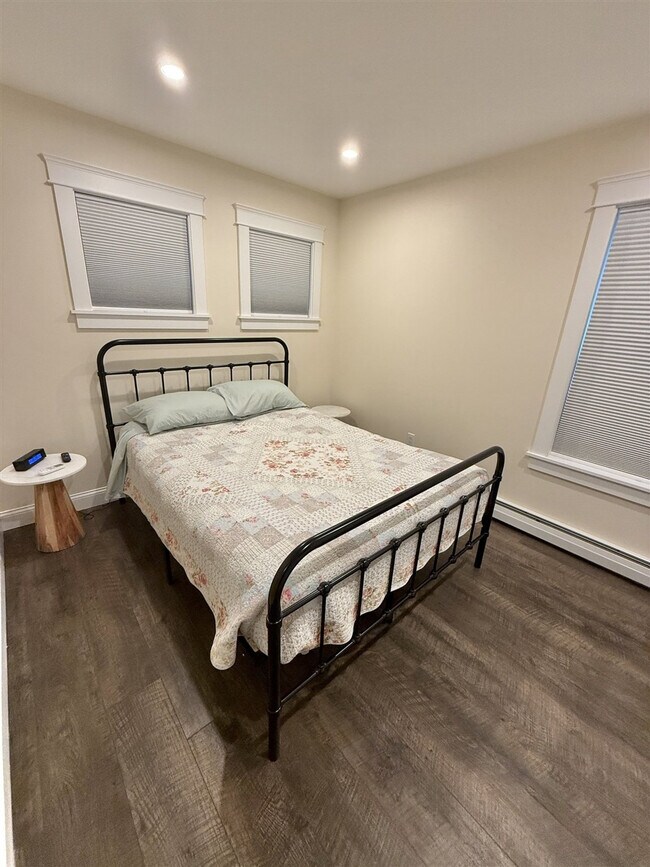 Building Photo - 304 NW River Rd