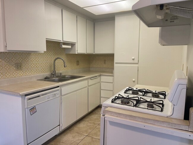 Building Photo - 16734 Cedarwood Cir