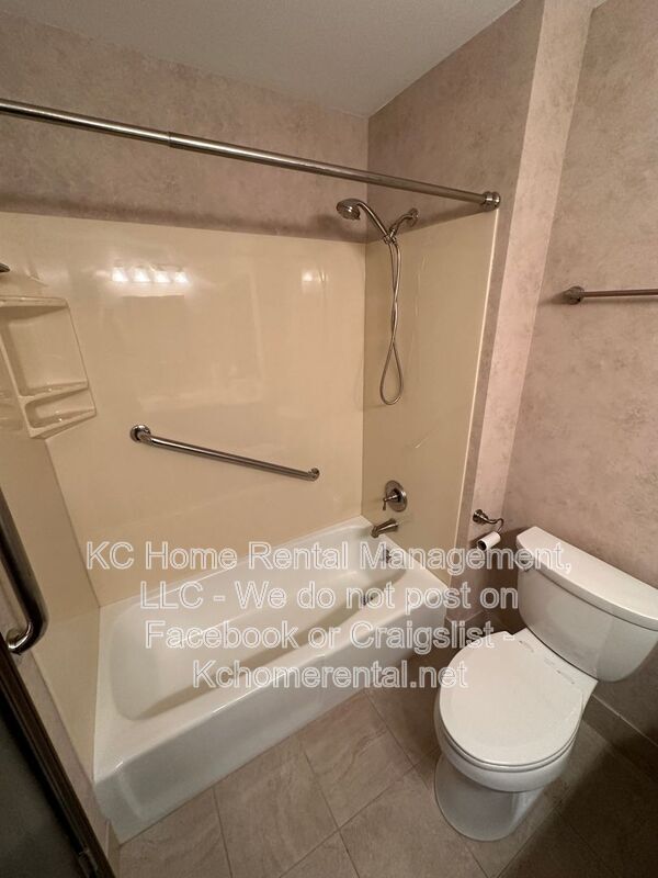 Building Photo - 6119 Cottonwood Dr