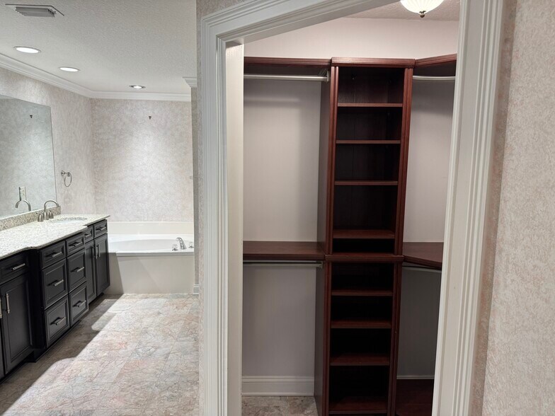 Building Photo - 300 Bermuda Bay Cir