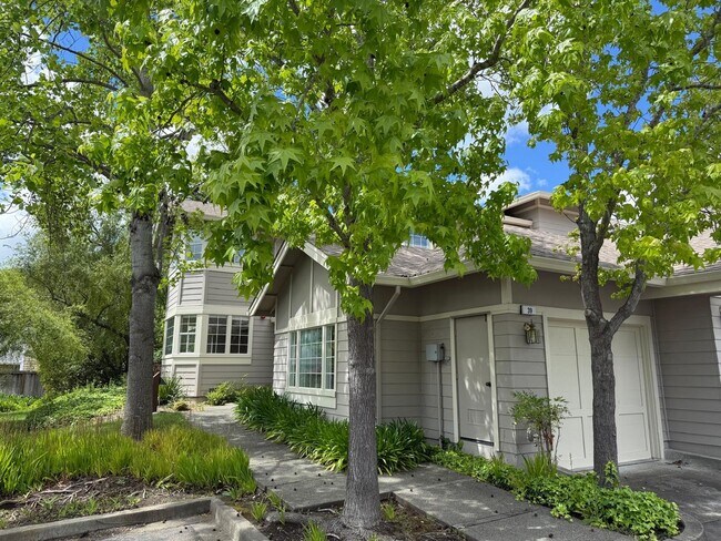 Building Photo - REMODELED FOUR BEDROOM / THREE BATH TOWNHOUSE IN COURTYARD AT PATRIDGE KNOLLS