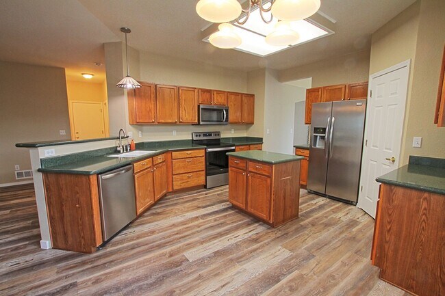 Building Photo - 1319 Iris Cir