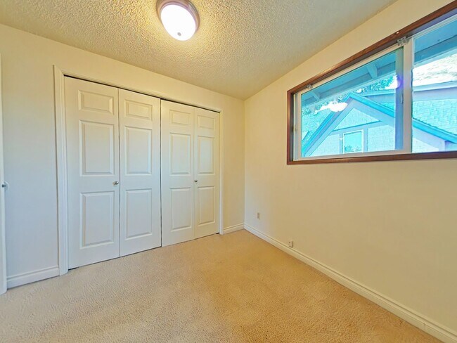 Building Photo - 2 Bedroom Duplex ~ Close to Campus