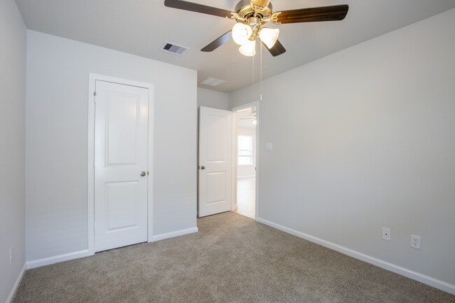 Building Photo - 876 Kickapoo Ln