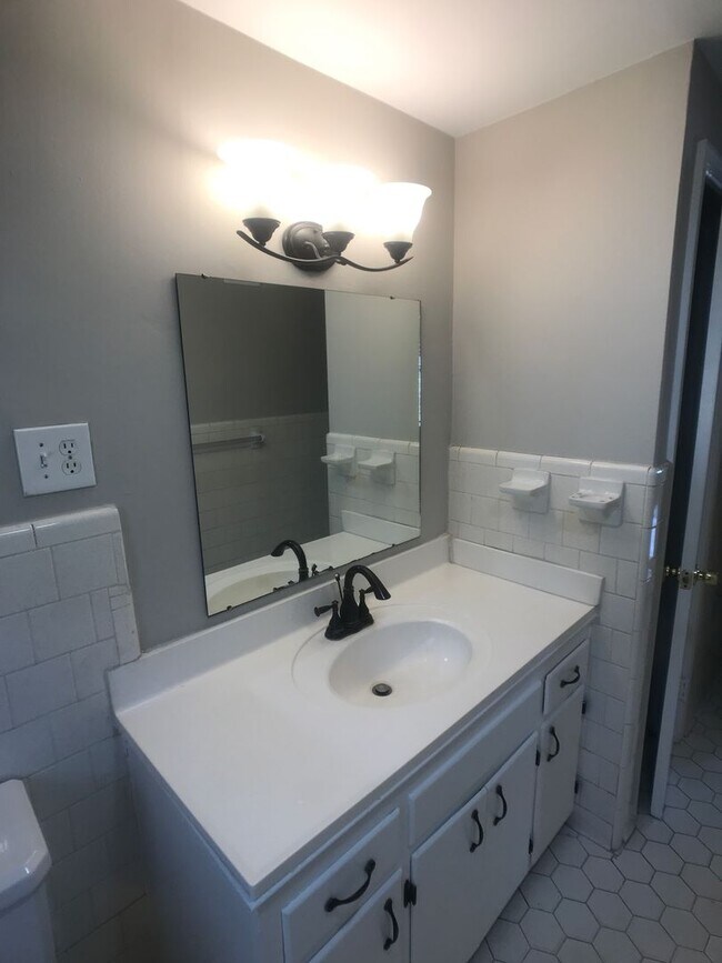 Building Photo - Spacious 3 Bed 1.5 Bath Home Near Hunter & Armstrong – No Deposit Special!