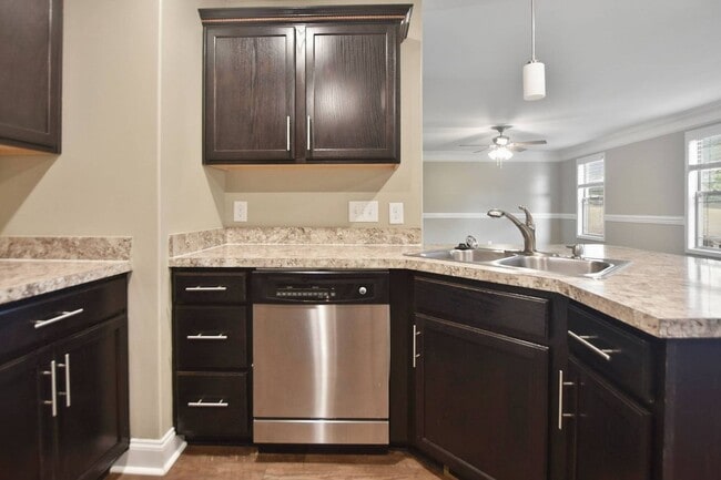 Building Photo - Three Bedroom in Magnolia Place!