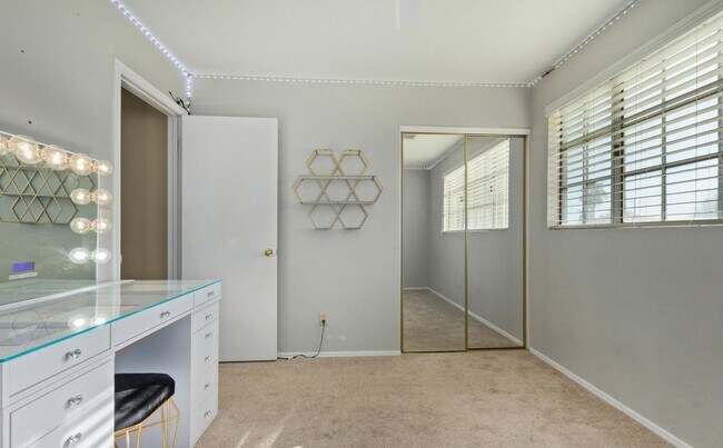 Building Photo - 3 BR 2.5 BA Glendale