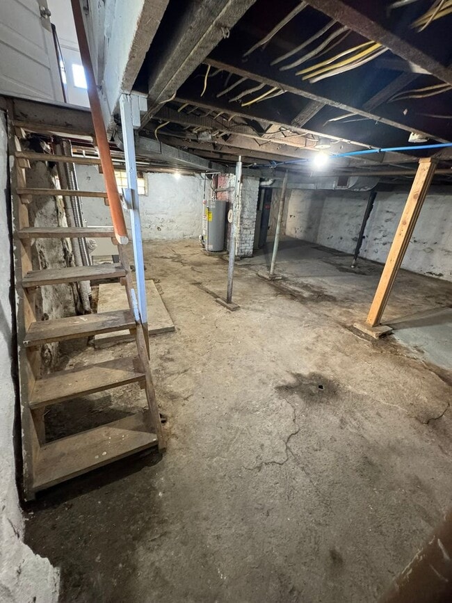Building Photo - Enormous Completely Updated 4-Bedroom 1-Ba...