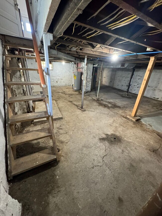 Building Photo - Enormous Completely Updated 4-Bedroom 1-Bath House w/ Flat Yard!!!