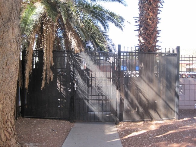 Building Photo - Royal Crest