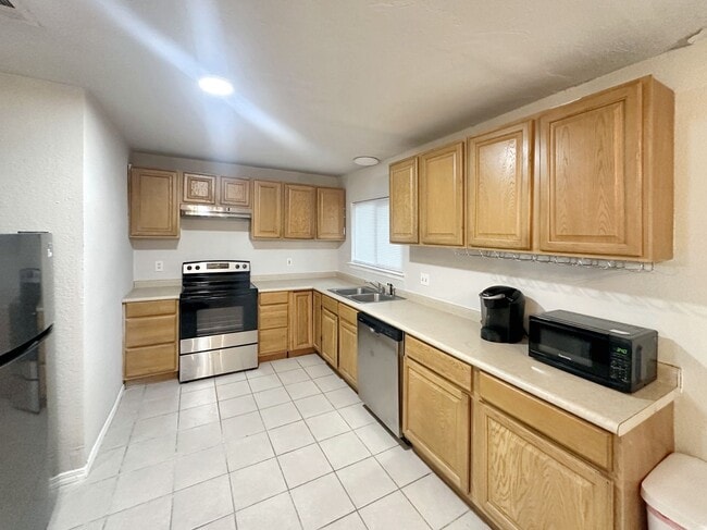 Building Photo - 2409 Stonegate St