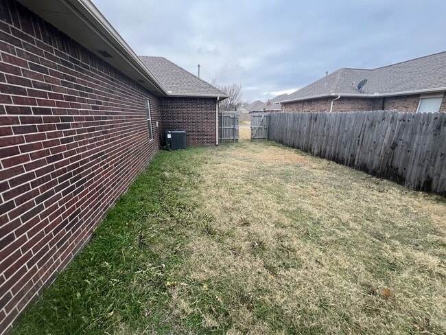 Building Photo - 2321 SW 94th St