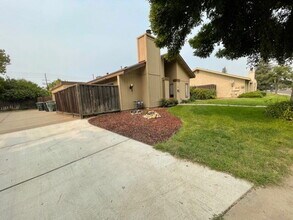 Building Photo - 2 Bedroom Townhouse Available NOW for $1795!