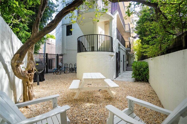 Building Photo - 6960 Rue Vendome