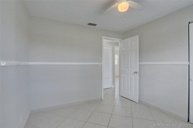 Building Photo - 4961 SW 17th St