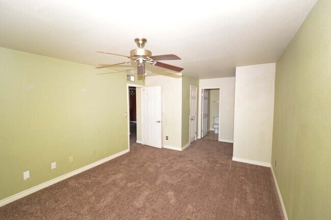 Building Photo - 2nd Floor Condo in a Gated Community