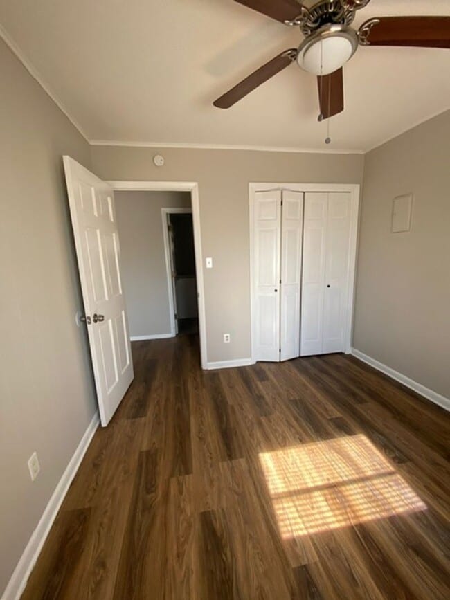 Building Photo - One bedroom one bath room apartment