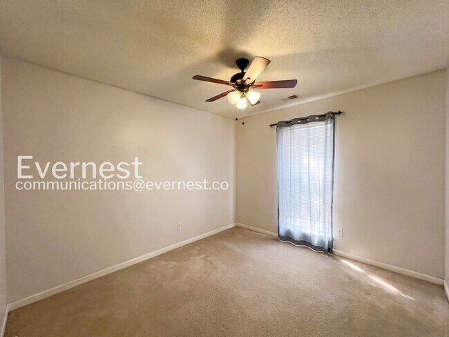 Building Photo - 3 Bed/1.5 Bath Home with Fenced Yard & Garage / Vouchers Accepted / Available Now!