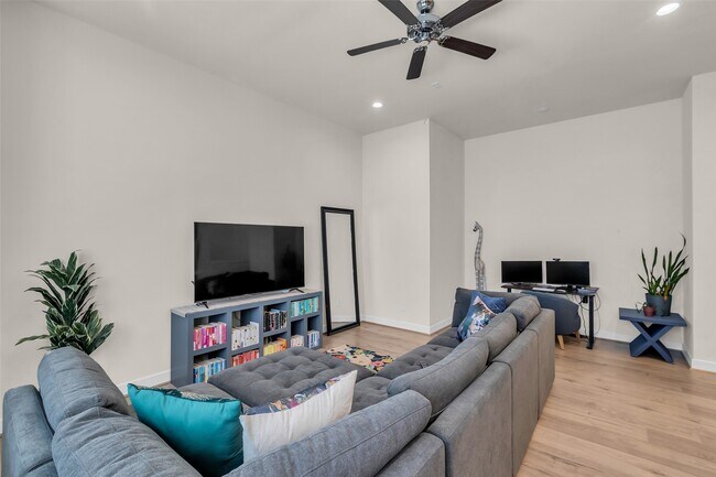 Building Photo - 144 Knightsbridge Park Ln