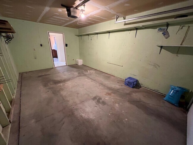 Building Photo - 3 Bedroom, 1.5 Bath Townhome W/ Attached S...