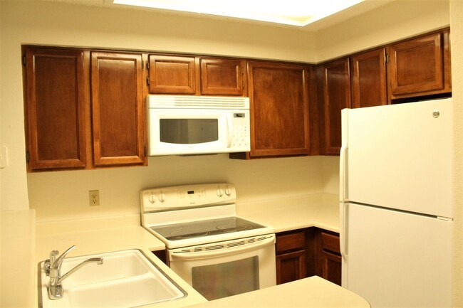 Building Photo - Huge 1 bedroom Condo With Loft, Walking Distance From Belmar! Available Mid July!!