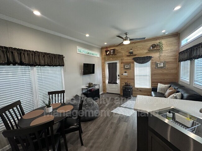 Building Photo - 112 E Appaloosa Trail