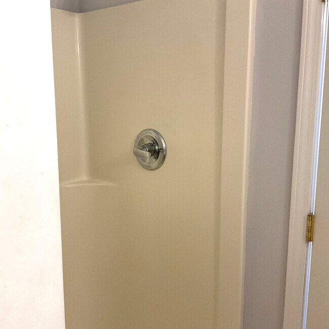 Building Photo - 3 Bedrooms, 2 Baths Home For Rent in Newton NC with 2 car garage