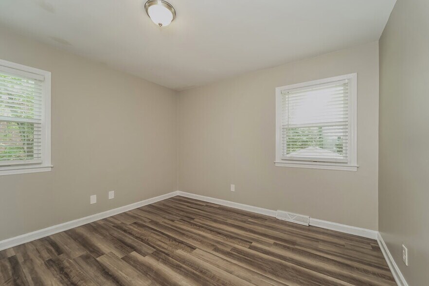 Building Photo - 4700 Hidden Valley Rd