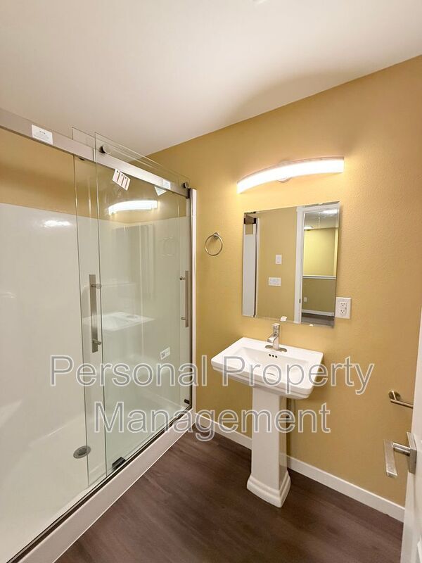 Building Photo - 5711 NE 74th Ct