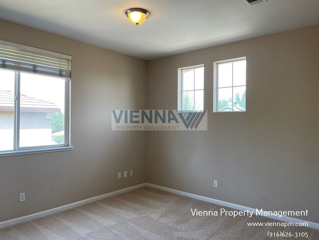 Building Photo - Spacious 3 Bedroom Home in Great Location