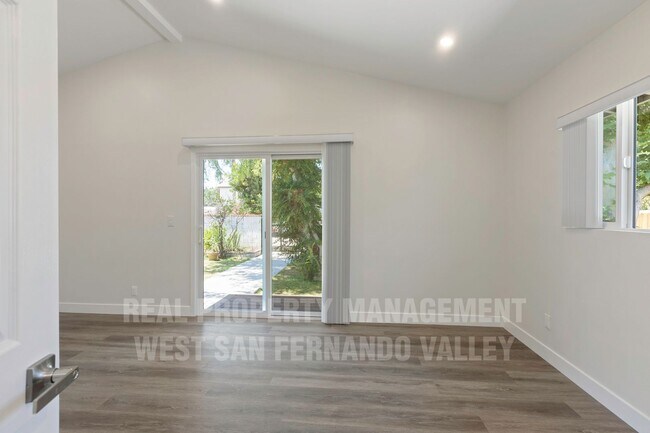Building Photo - Beautifully Remodeled Single Family Home with Pool