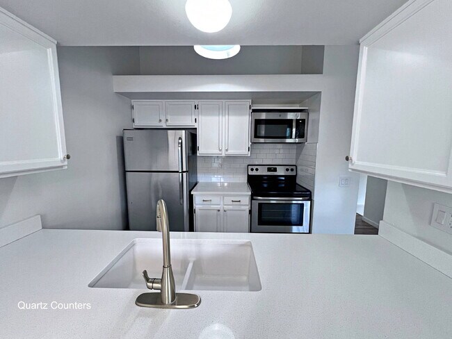 Building Photo - Cozy 2-Bed 1.5 Bath Townhouse in Aurora with Spacious Layout & Modern Comforts!
