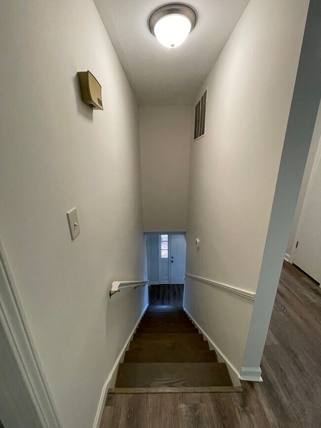 Building Photo - Renovated 3/2.5 House in Chieftain Hills- ...