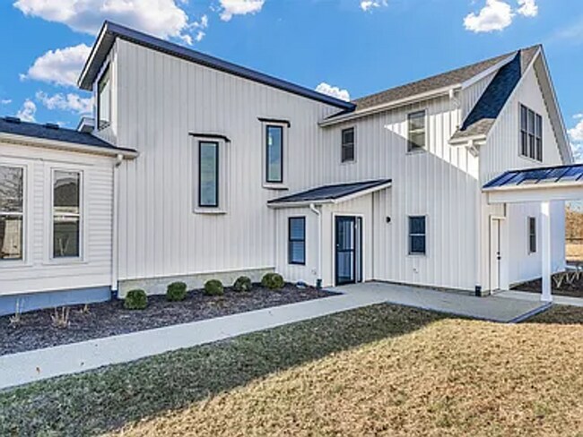 Building Photo - NEW LISTING-5 bedroom, 3 bathroom farmhouse-DeLand, Illinois